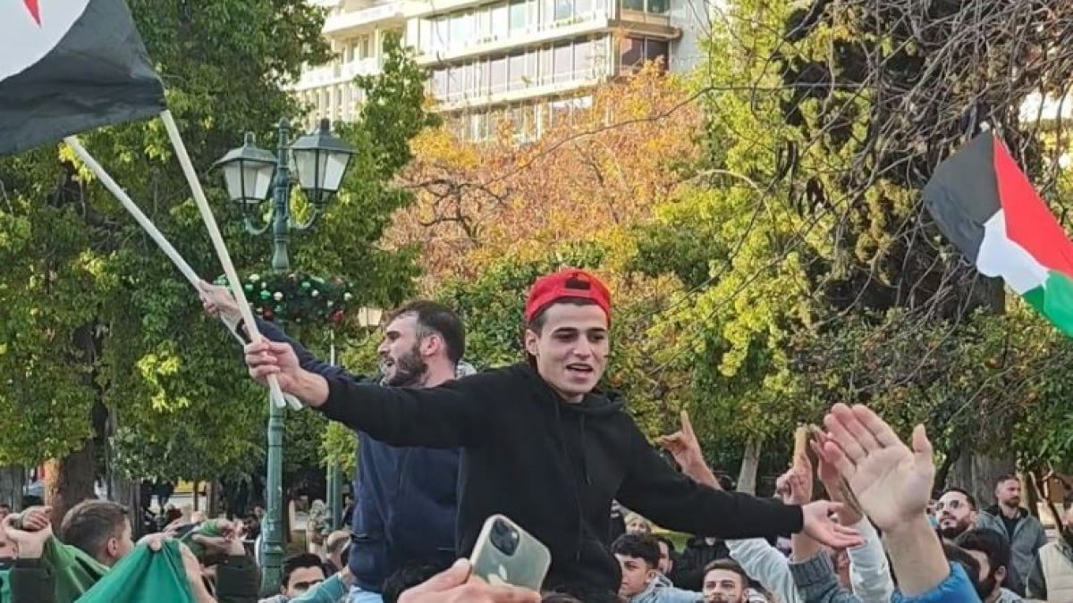 Έντονοι πανηγυρισμοί από Σύρους στο Σύνταγμα για την πτώση του Άσαντ