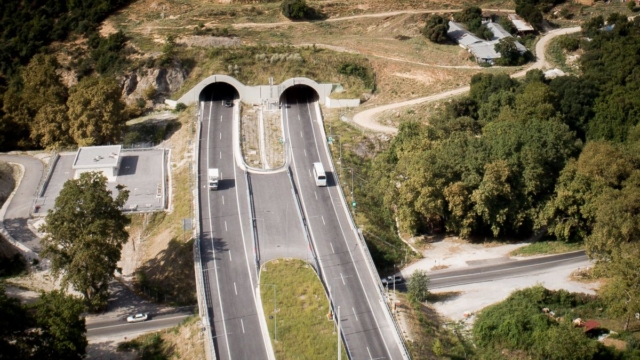Καθημερινός ο κίνδυνος στις συγκοινωνίες: Πλημμύρισαν οι σήραγγες στα καταραμένα Τέμπη –  Σταμάτησαν τα δρομολόγια των τρένων