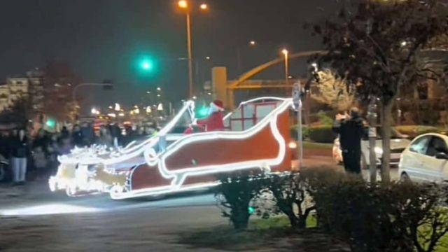 Θεσσαλονίκη: Έφτασε το έλκηθρο του Άι βασίλη – Δείτε βίντεο από το μοναδικό στιγμιότυπο