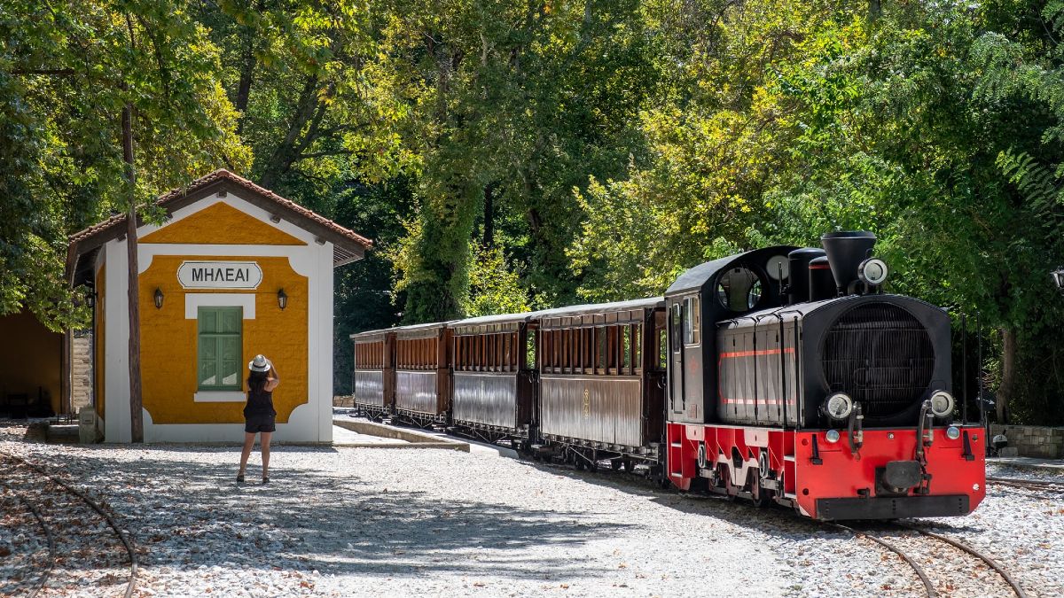 Κακό «ποδαρικό» για τον θρυλικό «Μουτζούρη» στο Πήλιο: Εκτροχιάστηκε την πρώτη μέρα του χειμερινού δρομολογίου