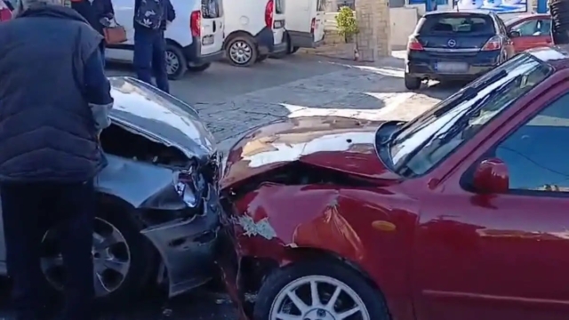 Σοκαριστική καραμπόλα στην Μεταμόρφωση με έξι αυτοκίνητα: Μετωπική σύγκρουση και πτώση σε δέντρο