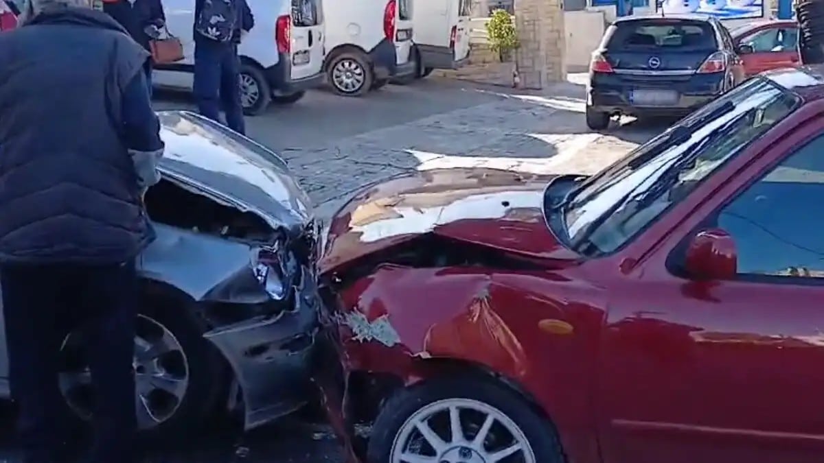 Σοκαριστική καραμπόλα στην Μεταμόρφωση με έξι αυτοκίνητα: Μετωπική σύγκρουση και πτώση σε δέντρο