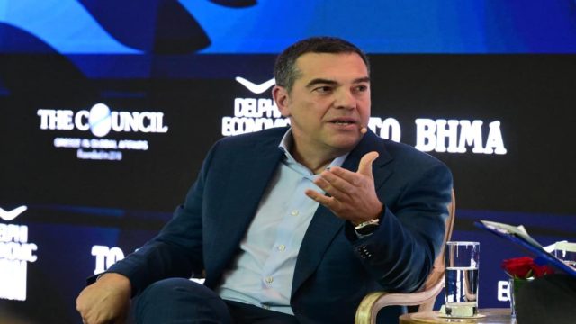 Οι «σπόντες» του Αλέξη Τσίπρα προς πάσα κατεύθυνση: «Η επικαιρότητα σε κυνηγά όταν υπάρχει κάποιο έλλειμμα από τους παρόντες δρώντες»