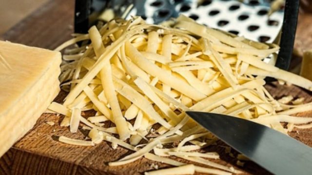 Viral στο TikTok: Πως πρέπει να τρίβουμε το τυρί;
