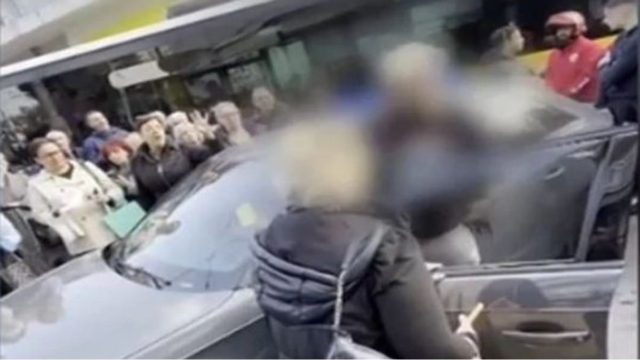 Απίστευτο σκηνικό στο Χαλάνδρι: Πάρκαρε στη μέση του δρόμου και παραλίγο να τον… λιθοβολήσουν