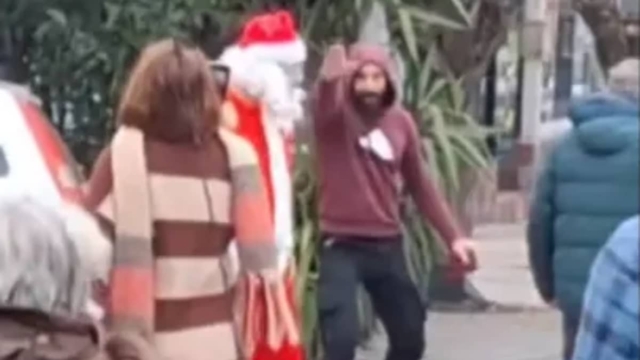 Αποκαλύψεις για τον αστυνομικό που χτύπησε «Άγιο Βασίλη» και χαιρέτησε ναζιστικά – Γιατί του είχαν πάρει το όπλο