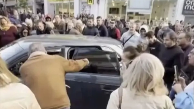 «Σταμάτησα για να πάρω ένα λουλούδι στην κοπέλα μου» λέει ο οδηγός που πάρκαρε στη μέση του δρόμου στο Χαλάνδρι