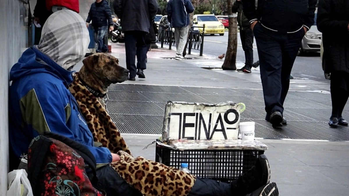 Εκμετάλλευση ανθρώπων και ζώων: Πληθαίνουν τα κυκλώματα επαιτείας σε Αθήνα και Θεσσαλονίκη
