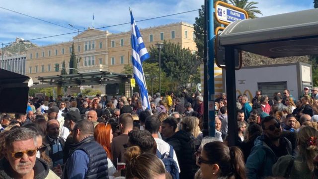 Επεισόδια στο Σύνταγμα στην πορεία για τα Τέμπη: Έριξαν κρότου λάμψης τα ΜΑΤ