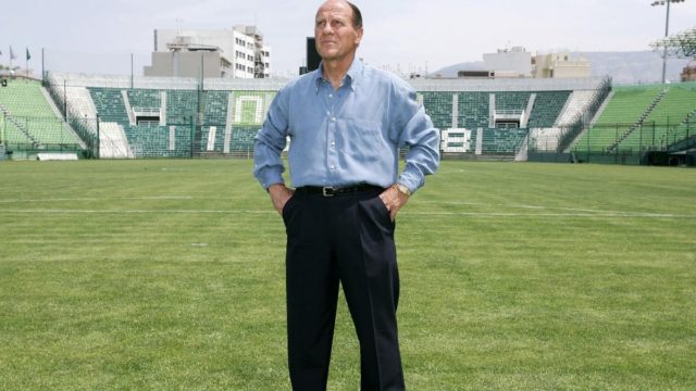 Μίμης Δομάζος: Φόρος τιμής στον «στρατηγό» με μια τεράστια φωτογραφία του στο γήπεδο της Λεωφόρου