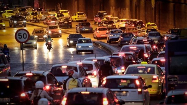 Μεγάλο μποτιλιάρισμα στη Μεσογείων: Σημειώθηκε καραμπόλα τεσσάρων οχημάτων