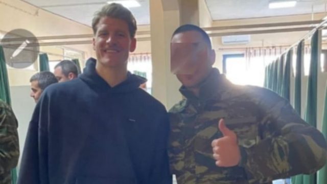 Θωμάς Ουόκαπ… παρών: Ο γκαρντ του Ολυμπιακού παρουσιάστηκε με νέο look στον ελληνικό στρατό