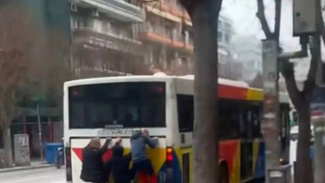 Θεσσαλονίκη: Νεαροί… παίζουν, κρέμονται πίσω από λεωφορείο και γίνονται viral (Video)