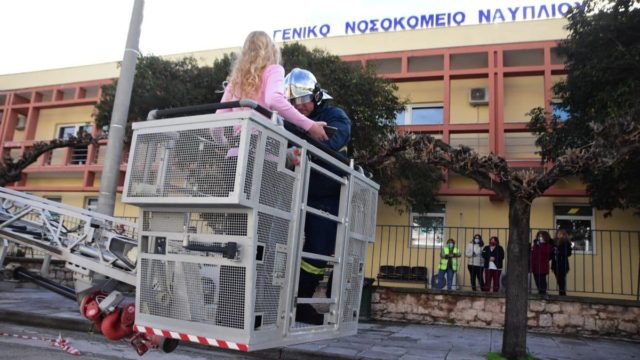 Η φωτογραφία της ημέρας: Άσκηση ετοιμότητας για σεισμό και πυρκαγιά στο Νοσοκομείο Ναυπλίου