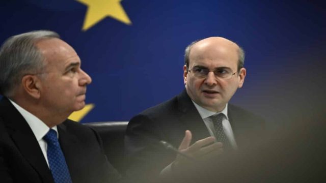 Μειώσεις φόρων το 2025 φέρνει το υπερπλεόνασμα του 2024 – «Περαιτέρω μειώσεις για τη μεσαία τάξη» διαμηνύει ο Χατζηδάκης