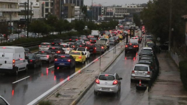 Live κίνηση 23/1: «Έμφραγμα» στον Κηφισό μετά την ανατροπή της νταλίκας – Ποιες άλλες περιοχές είναι στο «κόκκινο»