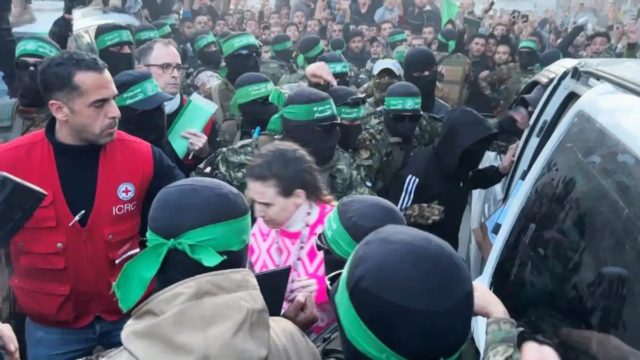 Ισραήλ: Η συγκινητική στιγμή που οι τρεις γυναίκες όμηροι της Χαμάς παραλαμβάνονται από τον στρατό