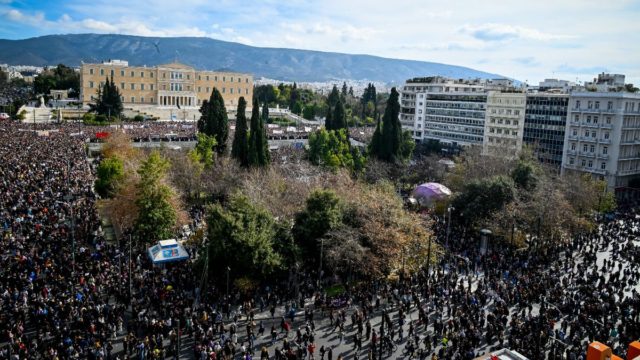 Τα Τέμπη δεν ξεχάστηκαν: Λαοθάλασσα οργής σε όλη την Ελλάδα για τις 57 ψυχές που χάθηκαν (photos/video)