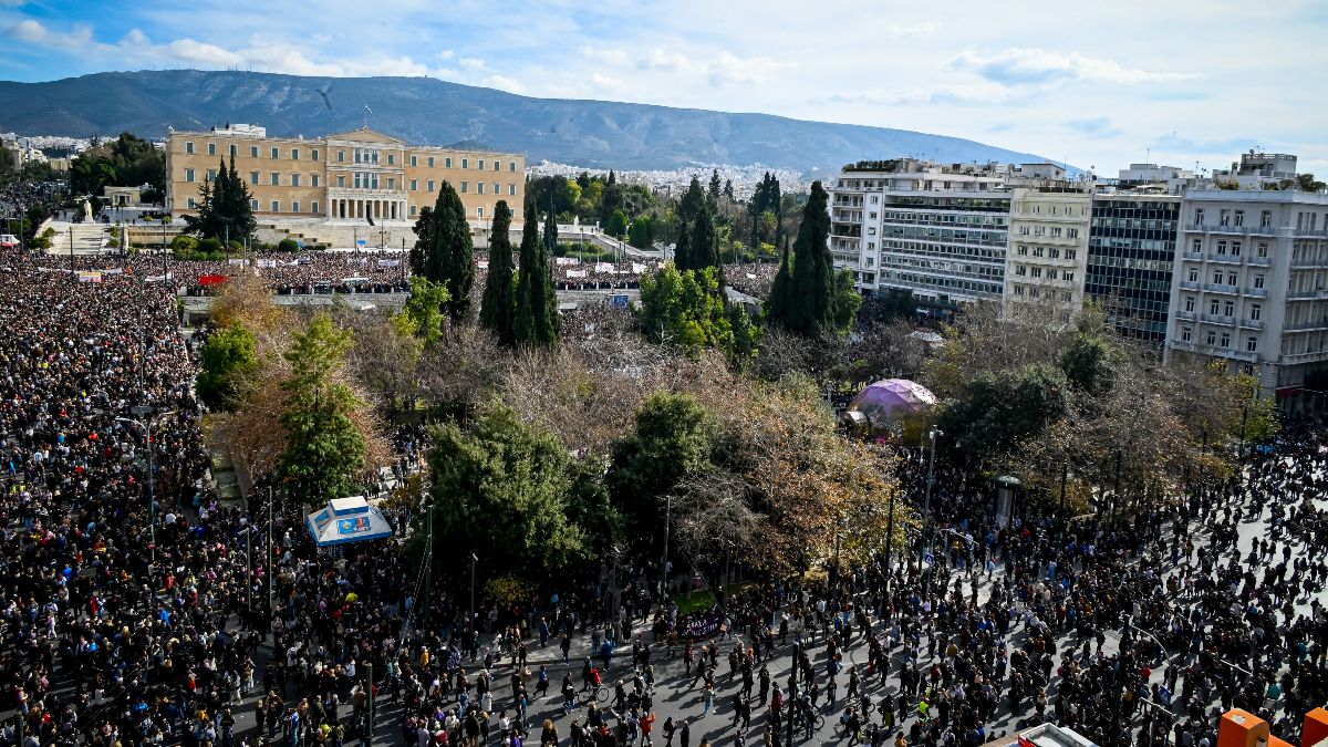 Τα Τέμπη δεν ξεχάστηκαν: Λαοθάλασσα οργής σε όλη την Ελλάδα για τις 57 ψυχές που χάθηκαν (photos/video)