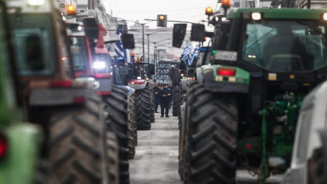 Αυξάνονται οι κινητοποιήσεις: Αγρότες έκλεισαν την Εθνική Οδό Αθηνών – Λαμίας