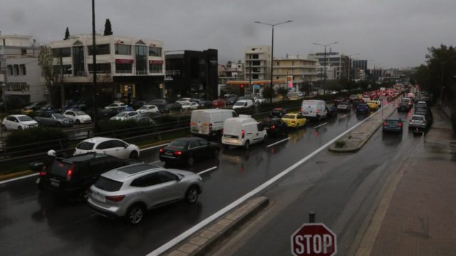 Live κίνηση 17/1: Παρασκευιάτικο… πάρκινγκ στους δρόμους της Αττικής – Ποια σημεία βρίσκονται στο «κόκκινο»