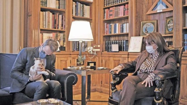 Η γάτα του Προεδρικού Μεγάρου: Τι θα απογίνει η Καλυψώ μετά την αποχώρηση της Σακελλαροπούλου