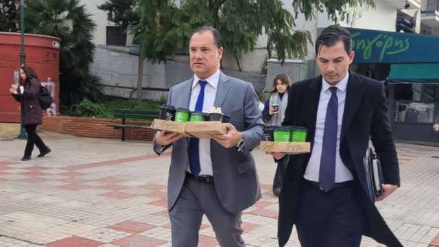 Άδ. Γεωργιάδης: Με…καφέ ανά χείρας για όσους περίμεναν και κλειδαρά παρόντος μετέβη στο κλειστό φαρμακείο του ΕΟΠΥ