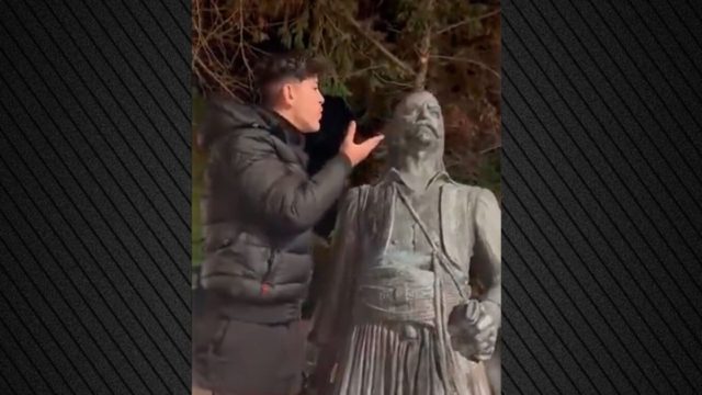 Θεσσαλονίκη – Κατακραυγή: Νεαρός φτύνει και βρίζει άγαλμα ήρωα του 1821 – Δημόσια συγγνώμη από τον ίδιο