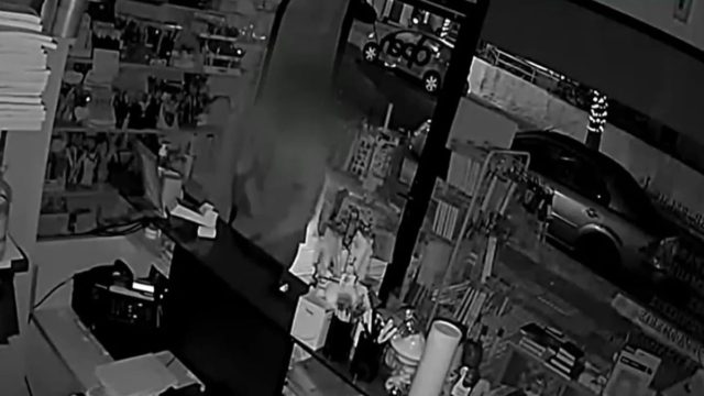 Σοκαριστική ληστεία στην Αγία Βαρβάρα: Διαρρήκτης έσπασε βιτρίνα με καπάκι της ΕΥΔΑΠ (Video)