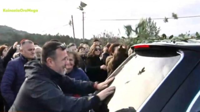 Με τις δέουσες τιμές υποδέχθηκαν το σκήνωμα του Αρχιεπισκόπου Αναστάσιου στην Αλβανία – Έραιναν με δάφνες το φέρετρό του