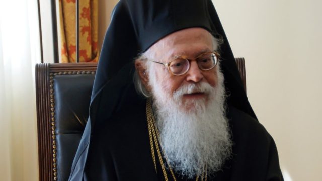 Δύσκολη η κατάσταση για τον Αρχιεπίσκοπο Αλβανίας: Επιδεινώθηκε η υγεία του και διακομίστηκε σε ΜΕΘ διασηλωνωμένος