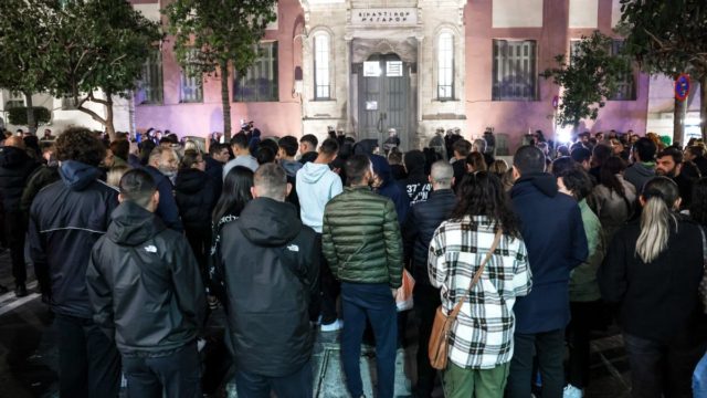 Φυγαδεύτηκαν με αντιπερισπασμό οι βασανιστές του Άγγελου στο Ηράκλειο: Τους περίμενε το εξαγριωμένο πλήθος