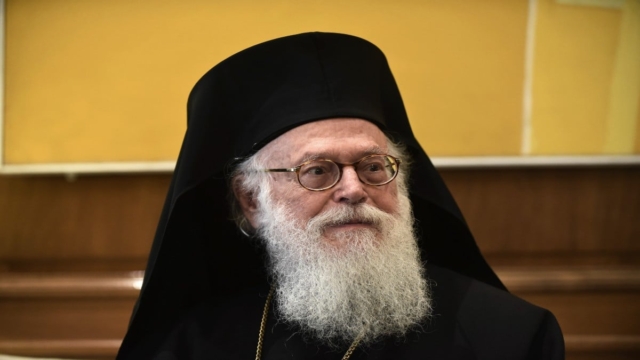Ο Αρχιεπίσκοπος Αλβανίας Αναστάσιος έφτασε στην Ελλάδα για νοσηλεία – Μεταφέρθηκε στον Ευαγγελισμό