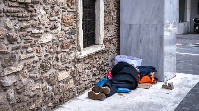 Η φωτογραφία της Ημέρας: Άστεγος κοιμάται δίπλα στην εκκλησία της Αγίας Δύναμης στη Μητροπόλεως