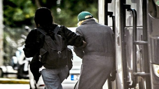 Η 37χρονη «αστυνομικός της χρονιάς» μεταφέρεται στον εισαγγελέα για το κύκλωμα προστασίας οίκων ανοχής (photos)