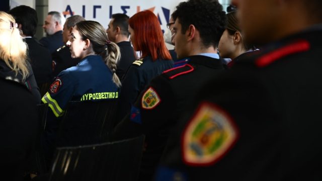Αξιωματικός της Πυροσβεστικής απείλησε να πέσει από ταράτσα – Καταγγέλλει «καψόνια» στο Σώμα
