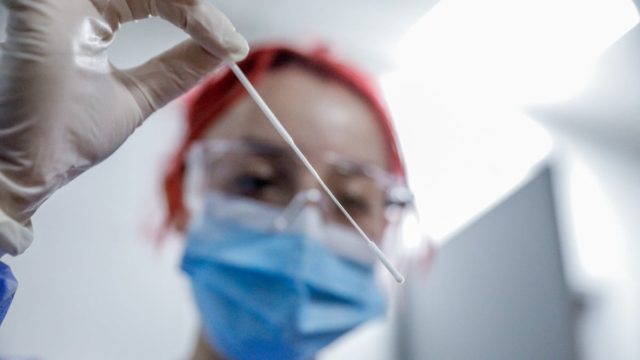 Συναγερμός για τον μεταπνευμονοϊό στη Θεσσαλονίκη: Θετικός και ο γαμπρός των ηλικιωμένων