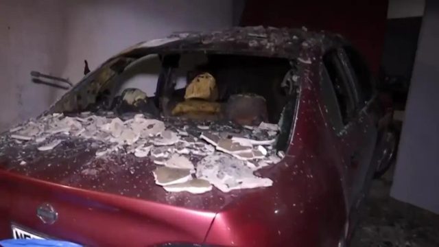 Θεσσαλονίκη: Φωτιά σε δύο αυτοκίνητα και μια μηχανή σε πυλωτή στην Καλαμαριά