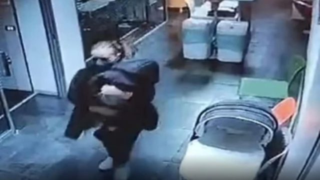 Σοκ! 53χρονη άρπαξε νεογέννητο μωρό από μαιευτήριο ενώ παρίστανε την νοσοκόμα