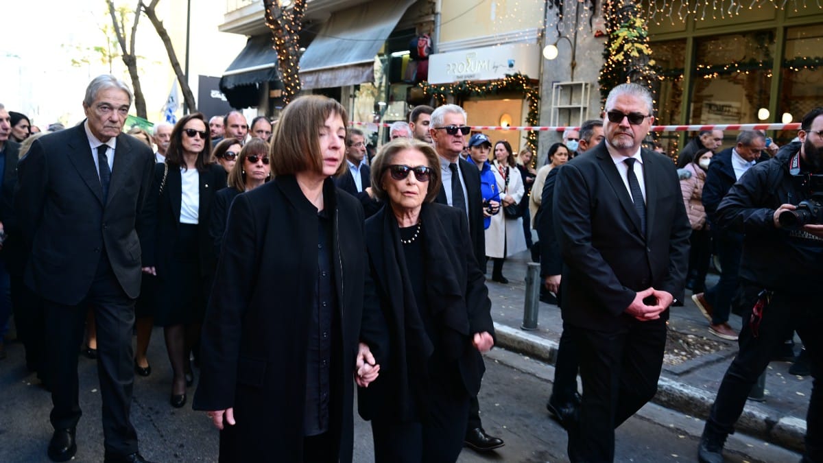 Κυρία με Κ κεφαλαίο η Δάφνη Σημίτη: Αποποιείται τη σύνταξη χηρείας και επιστρέφει το κρατικό αυτοκίνητο