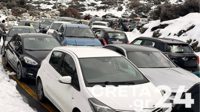 Απίστευτο μποτιλιάρισμα στον χιονισμένο Ψηλορείτη: «Κόλλησαν» εξαιτίας… κίνησης