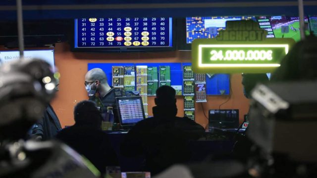 Θρίλερ στο Παλαιό Φάληρο: Άγρια δολοφονία ιδιοκτήτη πρακτορείου  τυχερών παιγνίων – Του «διέλυσαν» το κεφάλι για να τον ληστέψουν