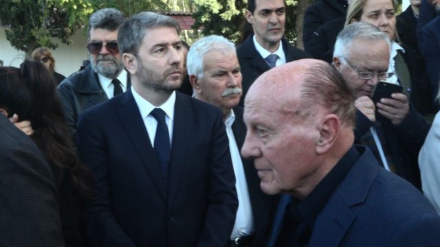 Δύσκολες ώρες για τον Μίμη Δομάζο: Εσπευσμένα στο νοσοκομείο ο «Στρατηγός» του ελληνικού ποδοσφαίρου