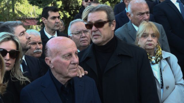Παραμένει σε κρίσιμη κατάσταση ο Μίμης Δομάζος: Αυτά είναι τα νεότερα για την υγεία του