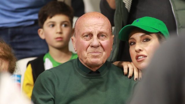 Συνεχίζει να δίνει τη μάχη του ο Μίμης Δομάζος: Τρίτο κρίσιμο 24ωρο για τον «Στρατηγό» του ελληνικού ποδοσφαίρου