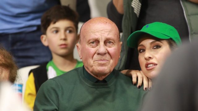 Παλεύει για τη ζωή του ανήμερα των γενεθλίων του ο Μίμης Δομάζος: Το μήνυμα της κόρης του (video)