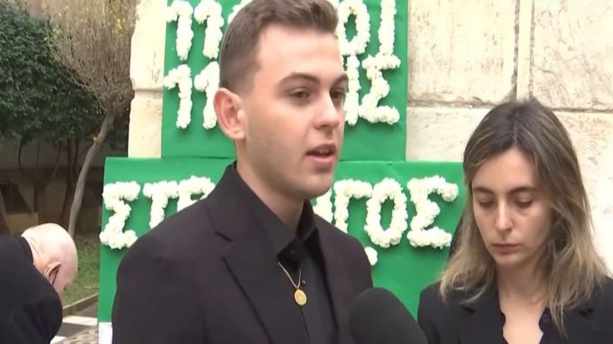 Το τελευταίο αντίο στον Μίμη Δομάζο: «Ραγίζουν» καρδιές τα εγγόνια του – «Ήταν ένας πολύ καλός παππούς»