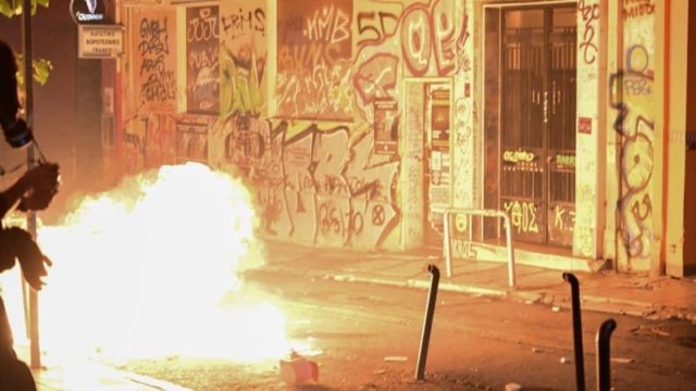Πεδίο μάχης τα Εξάρχεια τα ξημερώματα της Κυριακής: Άγνωστοι επιτέθηκαν με μολότωφ σε αστυνομικούς – Εκταταμένη χρήση χημικών