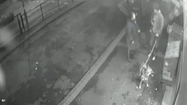 Ανατριχίλα στο Λονδίνο: Καρέ-Καρέ η στιγμή που ζευγάρι μεταφέρει σε βαλίτσα τα μέλη γυναίκας που αποκεφάλισε και διαμέλισε (video)