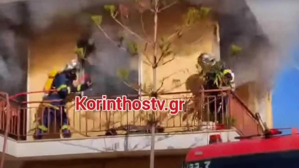 Κόρινθος: Η στιγμή που ηλικιωμένη απεγκλωβίζεται από σπίτι που παίρνει φωτιά